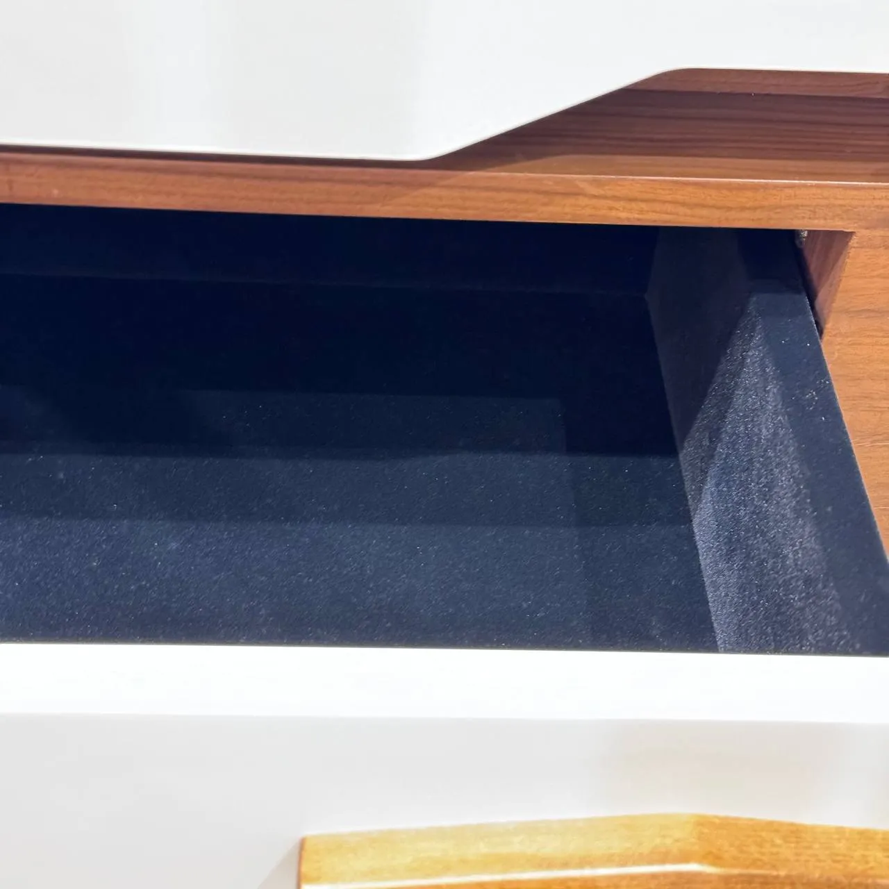 بغل تخت بنتلی گردویی - Image 2